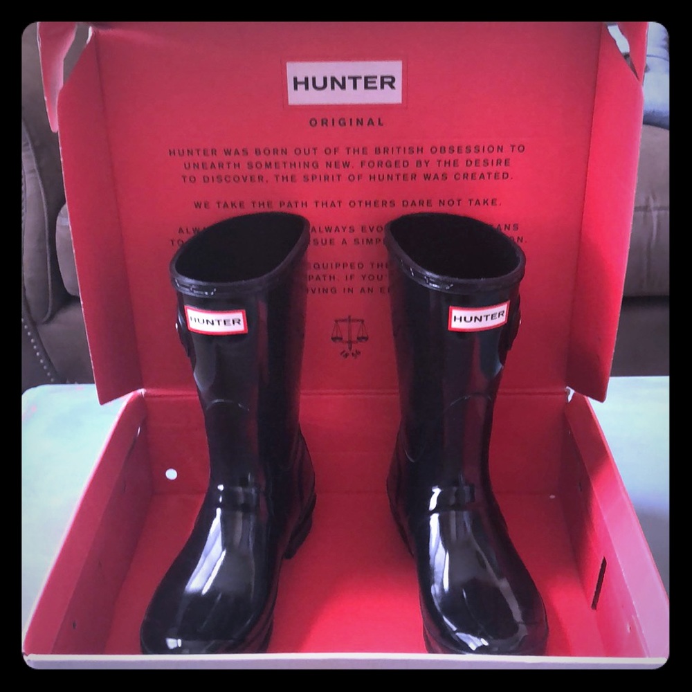Short glossy black Hunter boots size 6